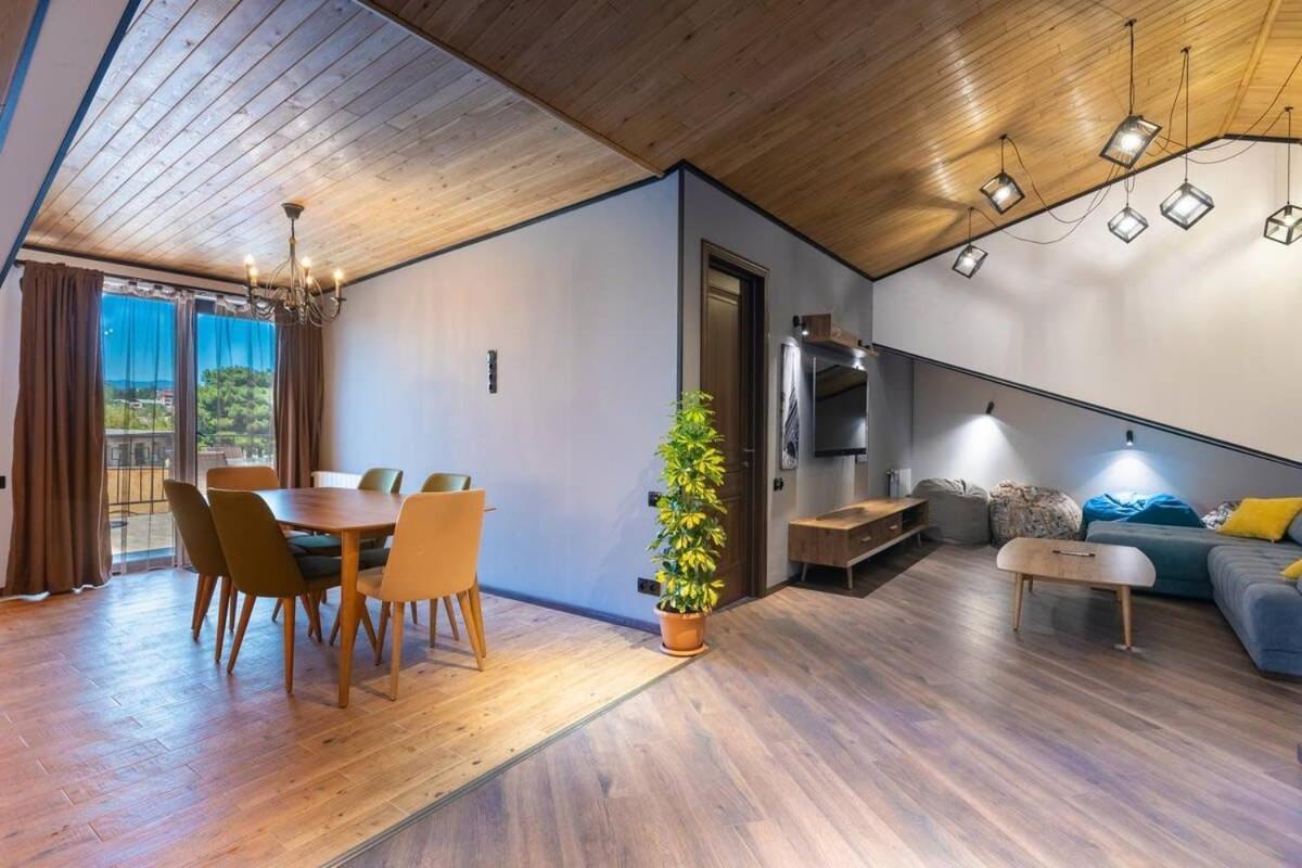3Br Apt W Huge Terrace & Magnificent Views Tbilisi Eksteriør billede